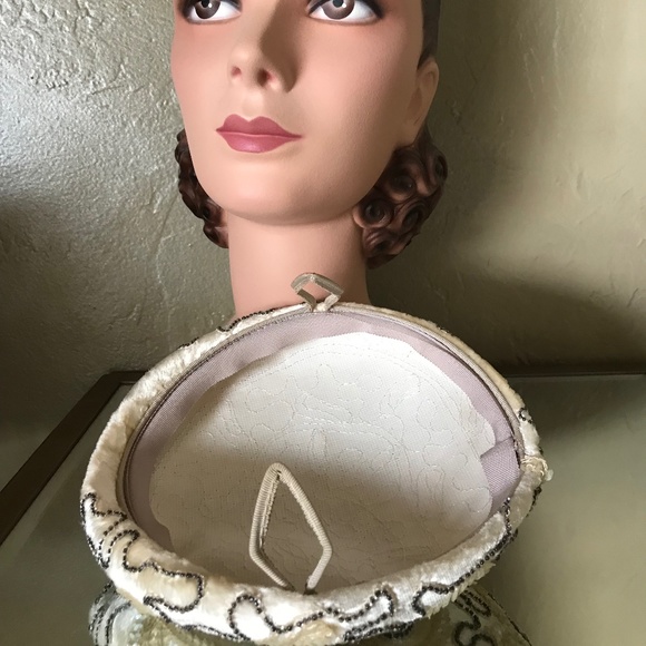 ELEGANT 1950s\' OFF WHITE SATIN BEADED JULIET CAP main image 10